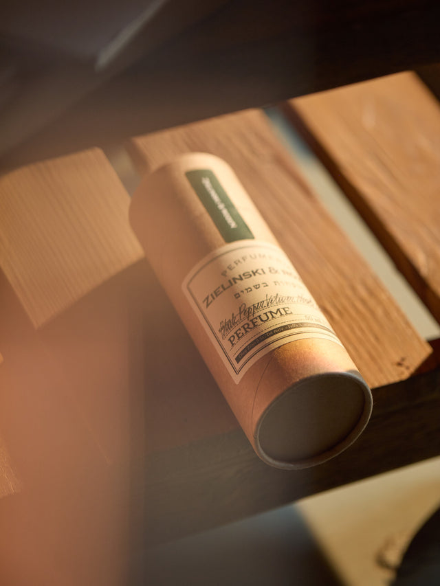 Perfume Black Pepper, Vetiver, Neroli, Amber